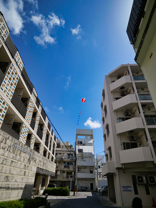 沖縄で見たアドバルーン