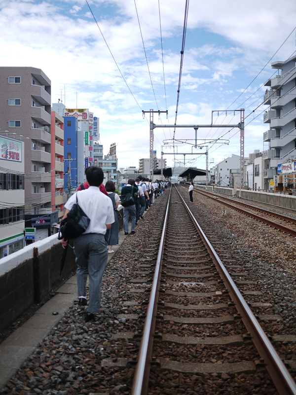 電車を降り、高架上を歩く