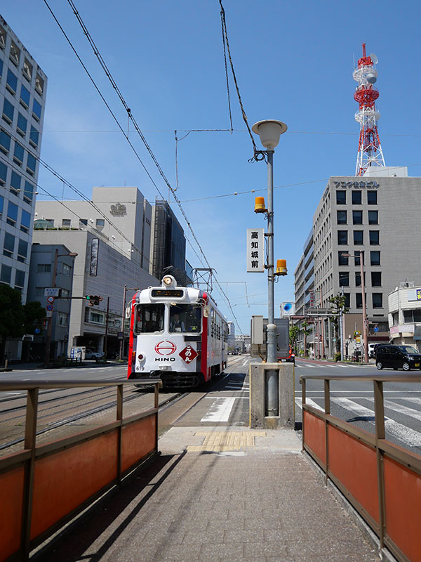 路面電車の高知城前駅にて