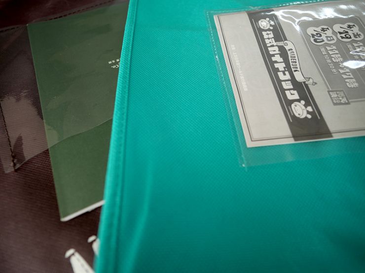 透明素材の外ポケット