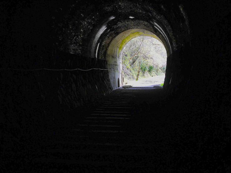 トンネルの向こうの景色