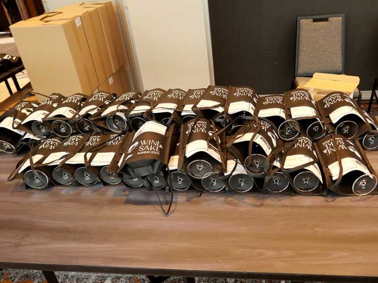 会場入り口に並べられた不織布ワイングラスホルダー